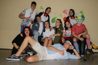 Starke Kostüme und bunte Party