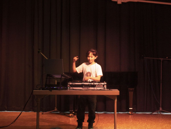 DJ