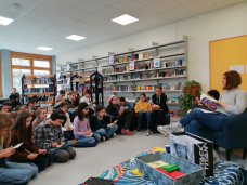 Frau May liest im Leseclub